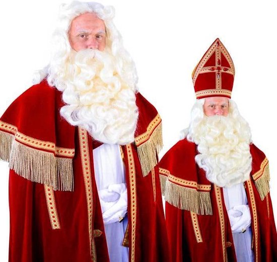 Twee mannen in Sinterklaas kostuums met rode mantels, witte pruiken en baarden.