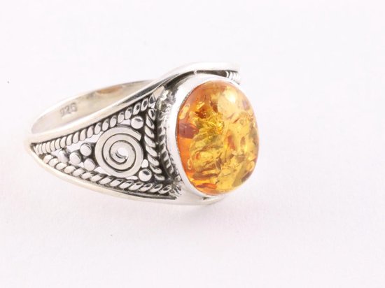 Opengewerkte zilveren ring met amber - maat 18 | bol.com