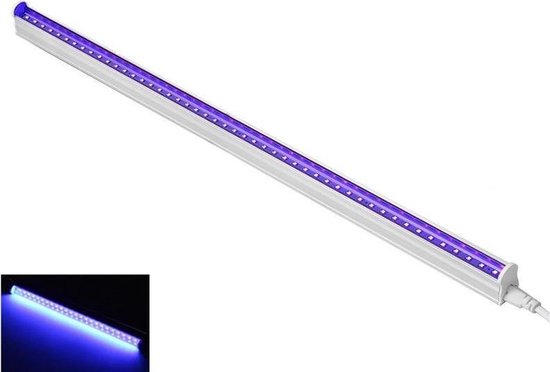 Een 60 cm lange TL LED UV blacklight lamp in een armatuur, met een stekker. Kleine inset toont de blauwe gloed van de lamp.