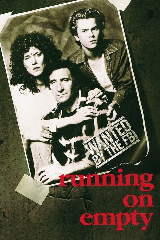 Film poster 'Running on Empty'. Drie personen, een man en twee vrouwen. Een band met 'WANTED BY THE FBI' erop.