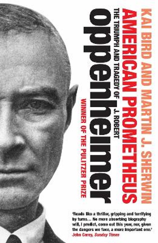 Couverture du livre 'American Prometheus' avec le portrait de J. Robert Oppenheimer. Titre : 'American Prometheus: The Triumph and Tragedy of J. Robert Oppenheimer'.