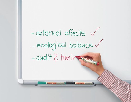 Hand met rode Edding 28 Ecoline whiteboardmarker schrijft op whiteboard, naast groene en rode tekst.