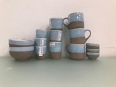 Aardewerken set van bekers, mokken, bakjes en schaaltjes - grijs met lichtblauw - veertien stuks in totaal