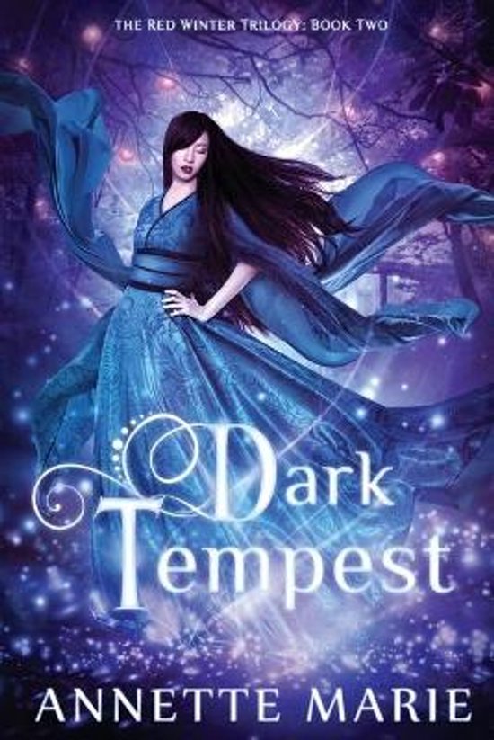 Boek kaft van 'Dark Tempest' met een vrouw in een blauwe jurk met wapperende stof, omringd door sterren en bomen.