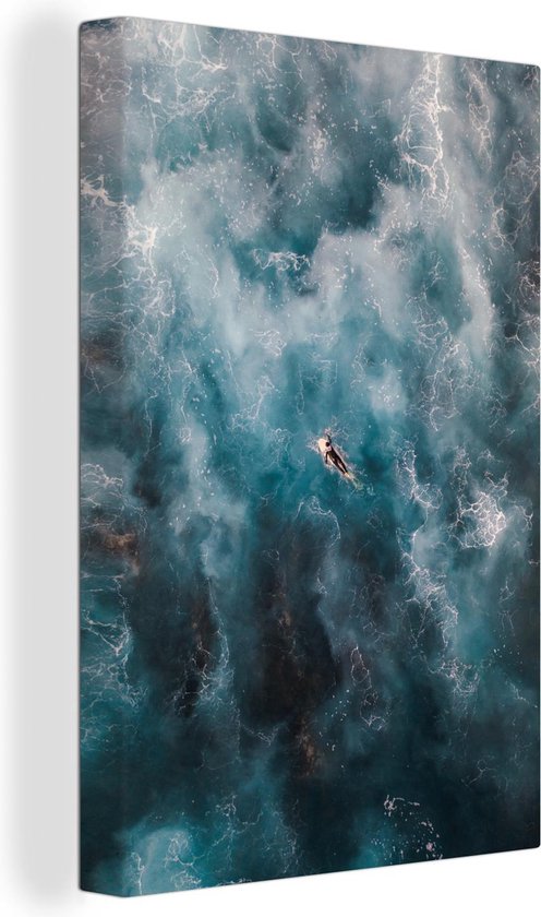 Canvas Schilderij Surfer op de oceaan in vogelperspectief - 60x90 cm - Wanddecoratie