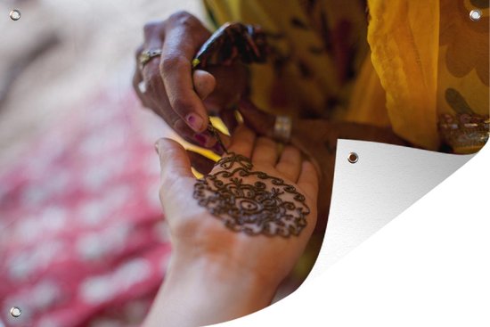 Tuinposter - Tuindoek - Tuinposters buiten - Handelaren met Henna  getatoeëerde hand -... | bol.com