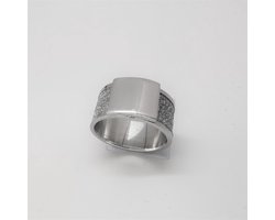 Prachtig brede dames edelstaal ring met Stardust die blinkerd als diamant en bovenop strakke vierkant zegel met ruimte om te graveren in maat 21