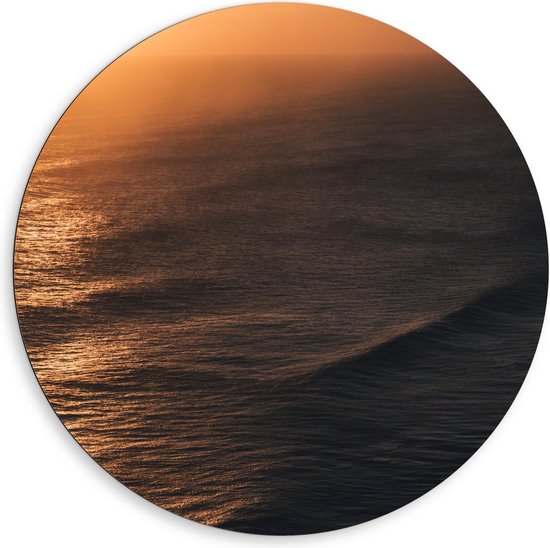 Dibond Wandcirkel - Donkere Zee met Oranje Zon - Foto op Aluminium Wandcirkel (met ophangsysteem)