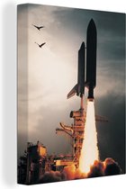 Canvas Schilderij Een stijgende space shuttle in de donkere lucht - 30x40 cm - Wanddecoratie