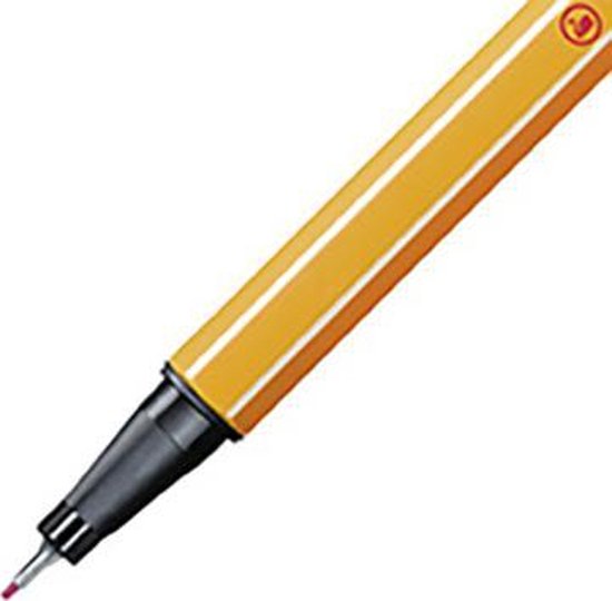 Close-up van de punt van een oranje STABILO point 88 fineliner pen die rood inkleurt.