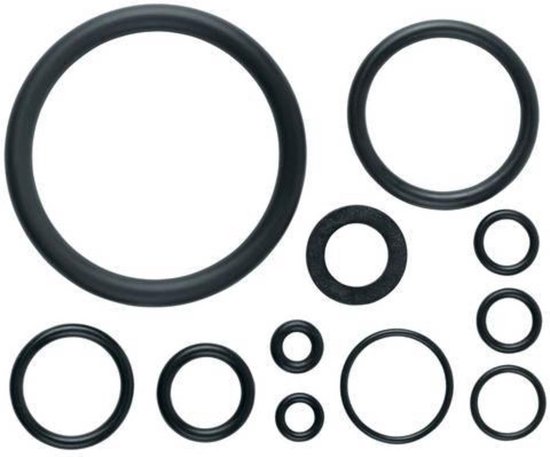 Een assortiment van tien zwarte rubberen ringen van verschillende groottes, van groot tot klein.