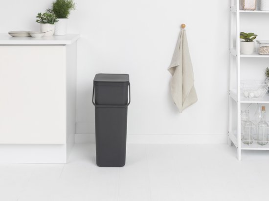 Poubelle Brabantia grise avec seau intérieur dans une cuisine moderne.