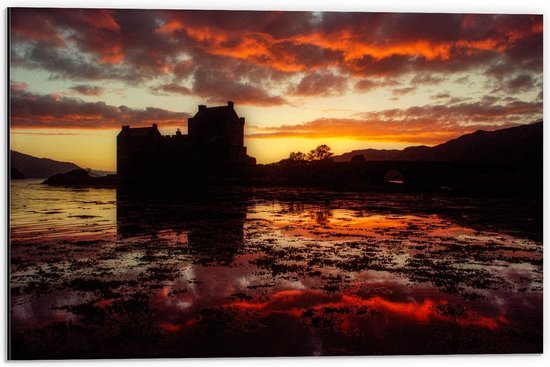 Dibond - Silhouet van Kasteel aan het Water - 60x40cm Foto op Aluminium (Wanddecoratie van metaal)