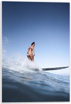 Forex - Vrouw op Golf met Surfplank - 40x60cm Foto op Forex