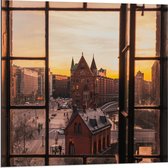 Dibond - Uitzicht op Stad met Zonsondergang vanuit Raam - 80x80cm Foto op Aluminium (Wanddecoratie van metaal)