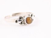 Fijne bewerkte zilveren ring met tijgeroog - maat 16
