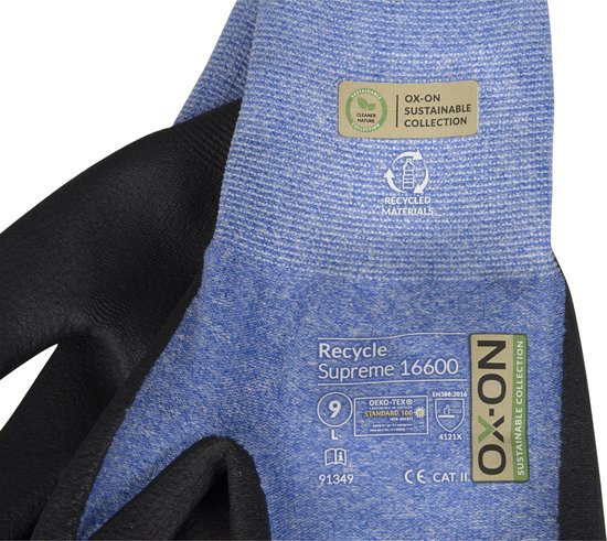 Detailopname van een blauwe handschoen met zwarte vingers, met label 'Recycle Supreme 16600'.