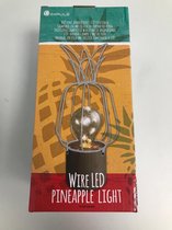 Ananas met een LED lampje - gemaakt van metaaldraad - 25cm hoog