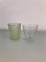 Twee glazen - 10cm hoog - groen glas en een normaal glas
