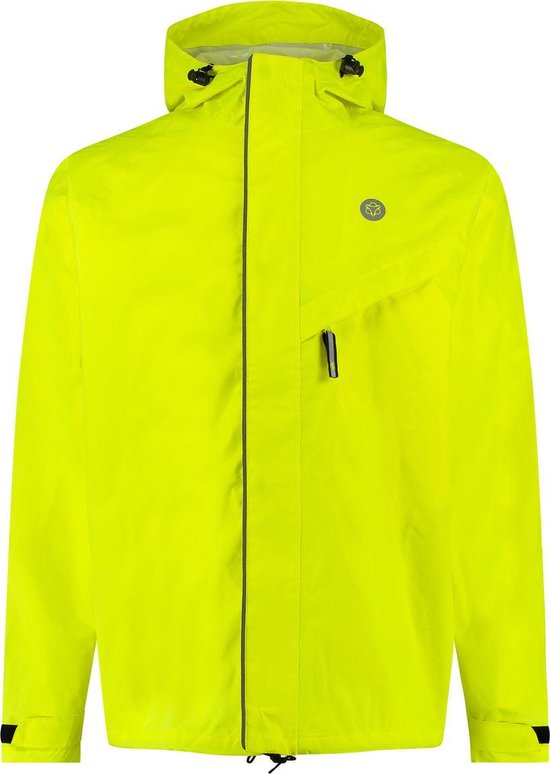 Neongroene regenjas met capuchon, ritssluiting, reflecterende biezen en een logo op de borst.