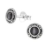 Zilveren oorbellen | Oorstekers | Zilveren oorstekers, onyx gezet in brede versierde cirkel