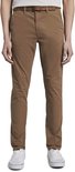 Bruine chino broek met bruine riem, gedragen met witte sneakers.