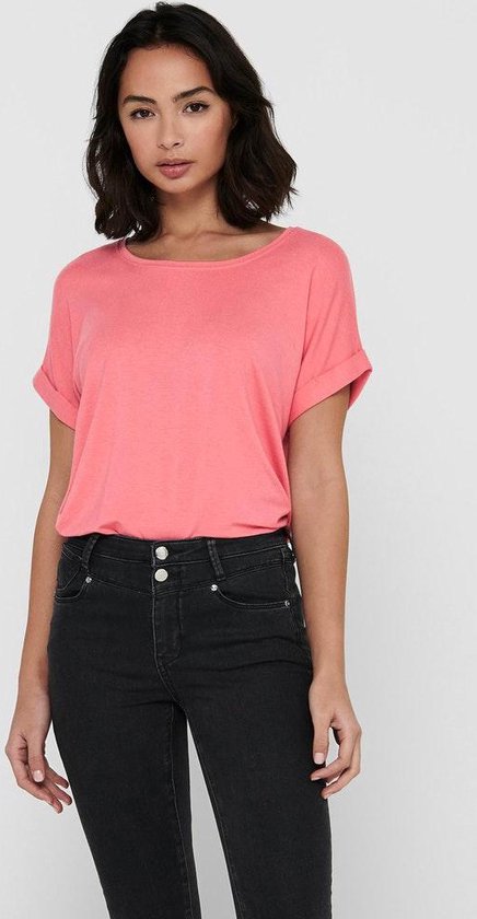 Coralroze t-shirt met omgerolde korte mouwen, gedragen door een model met een ronde hals.
