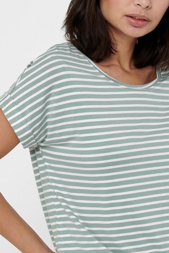 Close-up van een groen gestreept t-shirt met witte strepen en opgerolde korte mouwen.