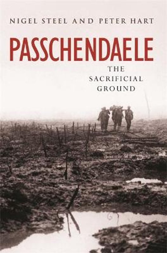 Couverture du livre "Passchendaele: The Sacrificial Ground" montrant trois soldats marchant à travers un terrain boueux au loin.