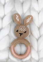 Gehaakte konijn op houten ring - rammelaar - bijtring - soft knit - baby speelgoed - kraamcadeau