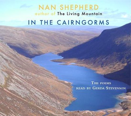 Couverture du livre : In the Cairngorms, par Nan Shepherd, avec une photo d'une vallée avec un lac bleu.