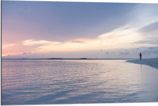 Dibond - Vrouw Wandelend op Strand - 90x60cm Foto op Aluminium (Wanddecoratie van metaal)