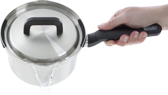 Een hand houdt een kleine roestvrijstalen pan met deksel vast terwijl water eruit wordt gegoten.