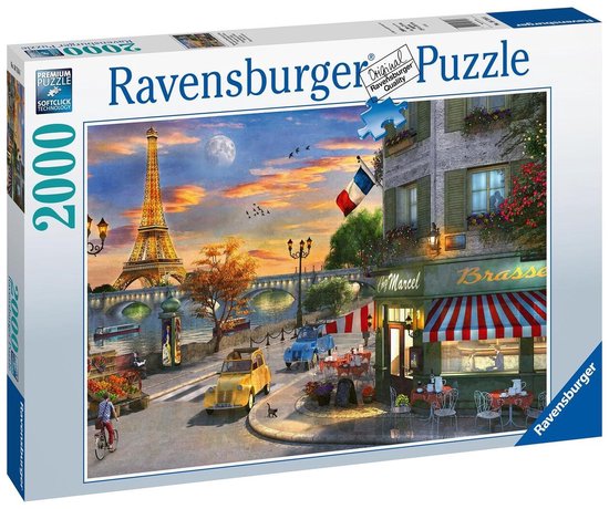 2000-delige Ravensburger puzzel met een schilderachtig tafereel van Parijs bij zonsondergang, met de Eiffeltoren, een Seine-brug, een brasserie en twee klassieke auto's.