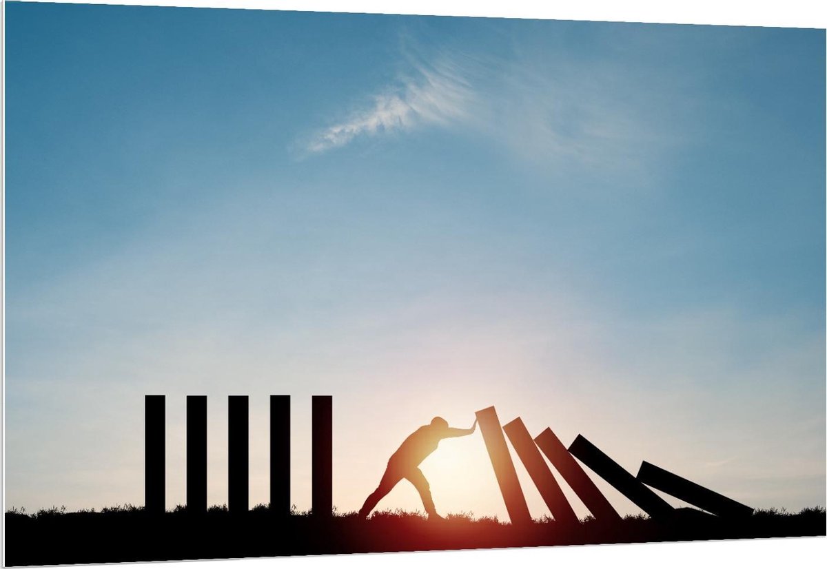 Forex - Persoon duwend tegen Palen - 150x100cm Foto op Forex