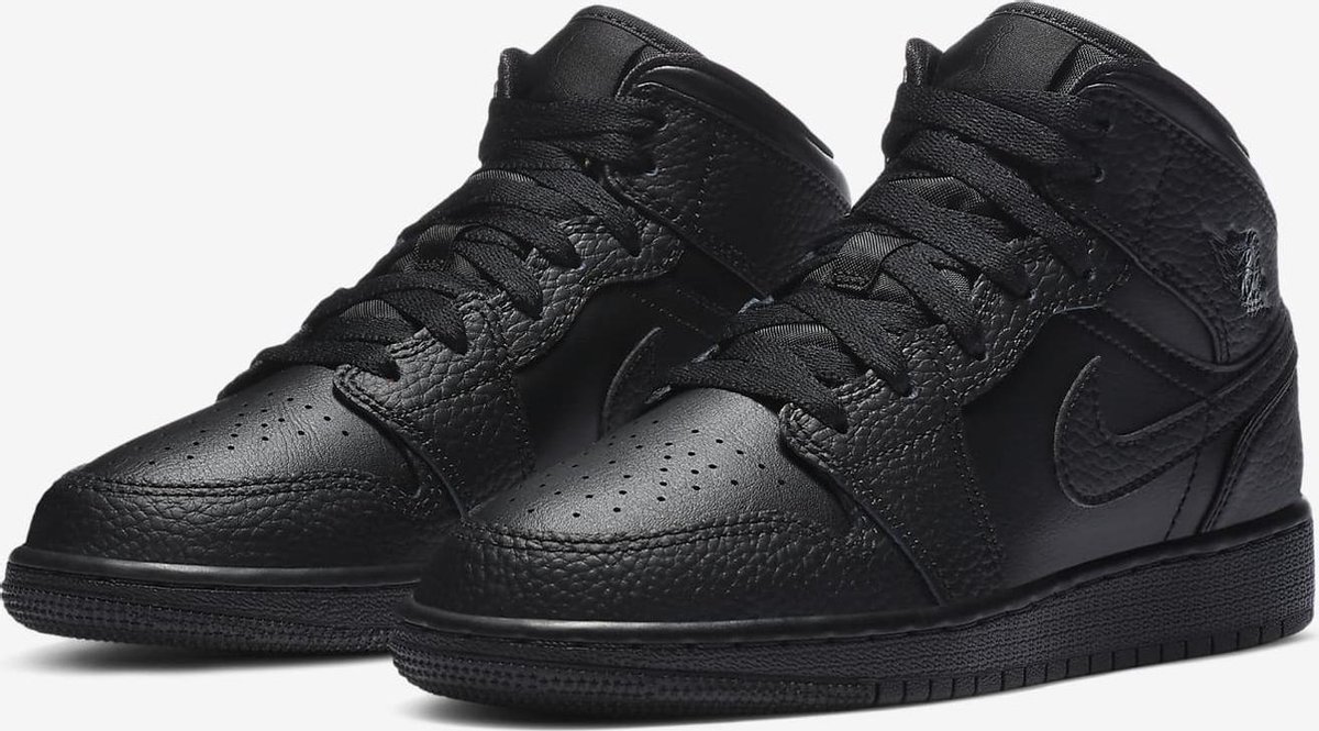 Jordan 1 triple black deals