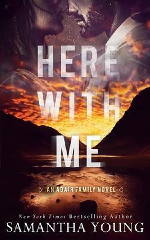 Boekomslag van 'Here With Me' door Samantha Young, met een romantische, dubbelbelichte afbeelding van een stel en een zonsondergang boven bergen.