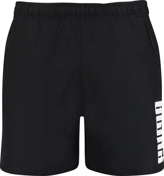 Zwarte PUMA zwembroek met grote witte PUMA logo op de zijkant.