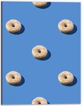 Dibond - Donut's op Blauwe Achtergrond - 30x40cm Foto op Aluminium (Wanddecoratie van metaal)