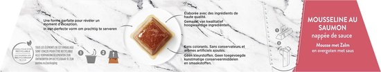 Verpakking kattenvoer met afbeeldingen van een witte kat, zalmmousse en bereidingsinstructies.
