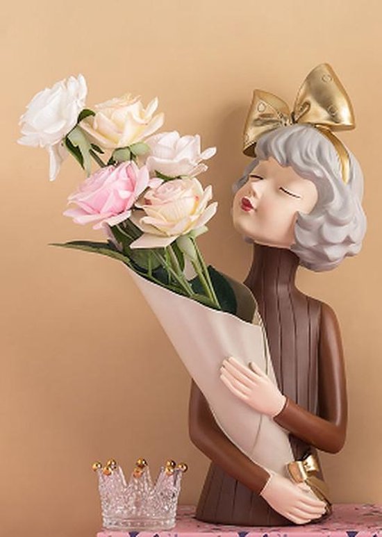 N3 Collecties Hars Sculptuur Standbeeld Modern Meisje Holding bloemen Woonaccessoires