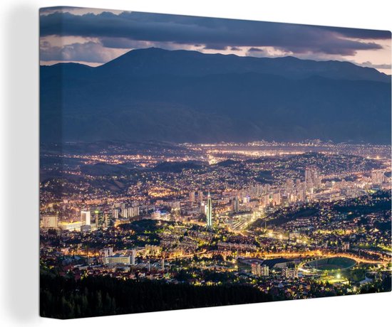 Dim Sarajevo devant une montagne en Bosnie-Herzégovine Toile 140x90 cm - Tirage photo sur Toile Peinture (Décoration murale salon / chambre) / Villes européennes Peintures sur toile