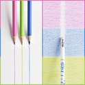 Drie BIC Kids Illusion potloden in roze, groen en blauw trekken strepen. Rechts een potlood die strepen gumt.