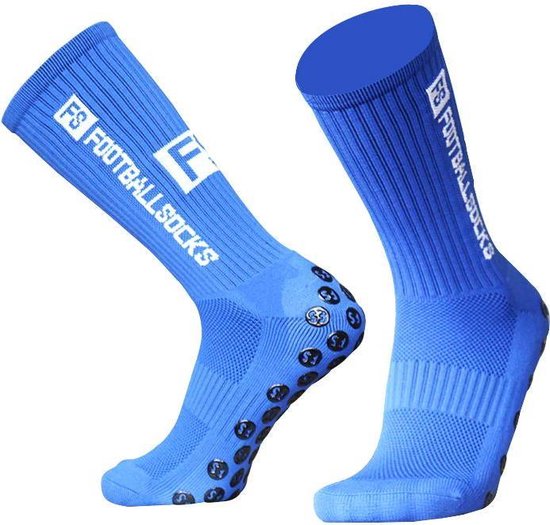 Blauwe voetbalsokken met witte 'FS FOOTBALL SOCKS' tekst en zwarte grip noppen op de hiel en zool.