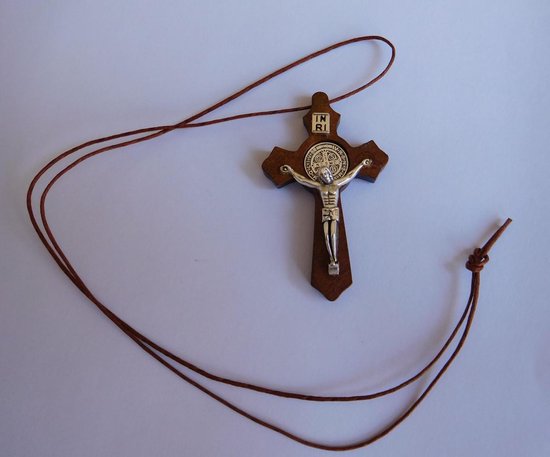 Benedictus kruisje aan koord / veter.