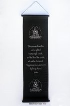 Buddha - Wanddoek - Wandkleed - Wanddecoratie - Muurdecoratie - Spreuken - Meditatie - Filosofie - Spiritualiteit - Zwart Doek - Witte Tekst - 122 x 35 cm.