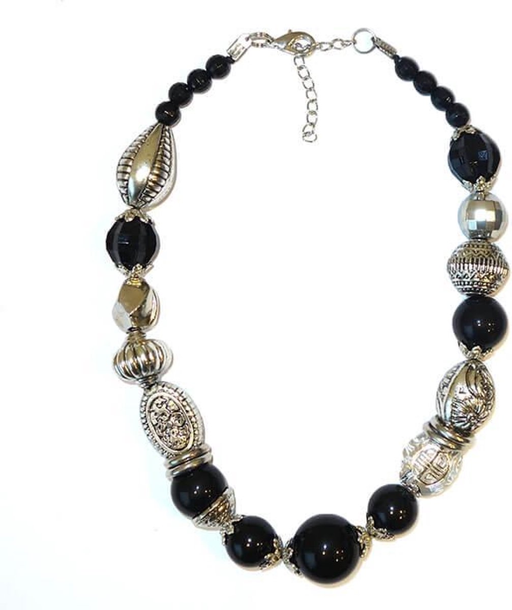 Korte Ketting met Zwarte en Zilveren Kralen