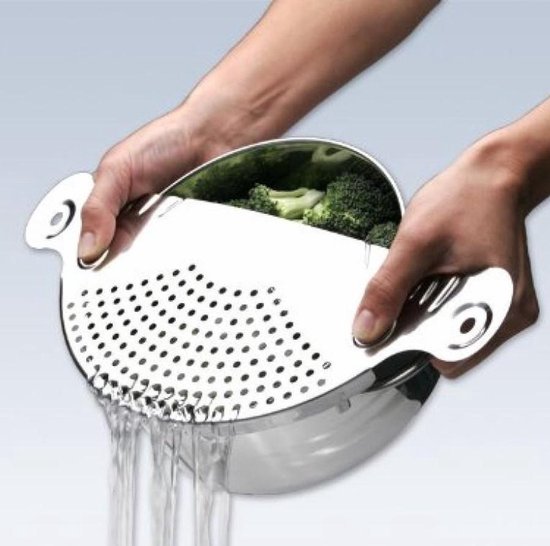 Roestvrijstalen afgietdeksel met handvatten, met groene broccoli.