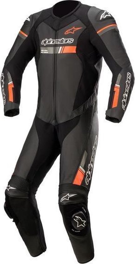 Zwart Alpinestars motorpak met oranje accenten, logo's en fluo-details.