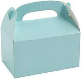 Traktatie doos lichtblauw - 6 stuks - grote traktatiedoos - onderzijde 15,5 cm x 9 cm - totale hoogte 18 cm - vulhoogte ca 13 cm - uitdeeldoos - doos met handvat - papieren uitdeeldoos met handvat